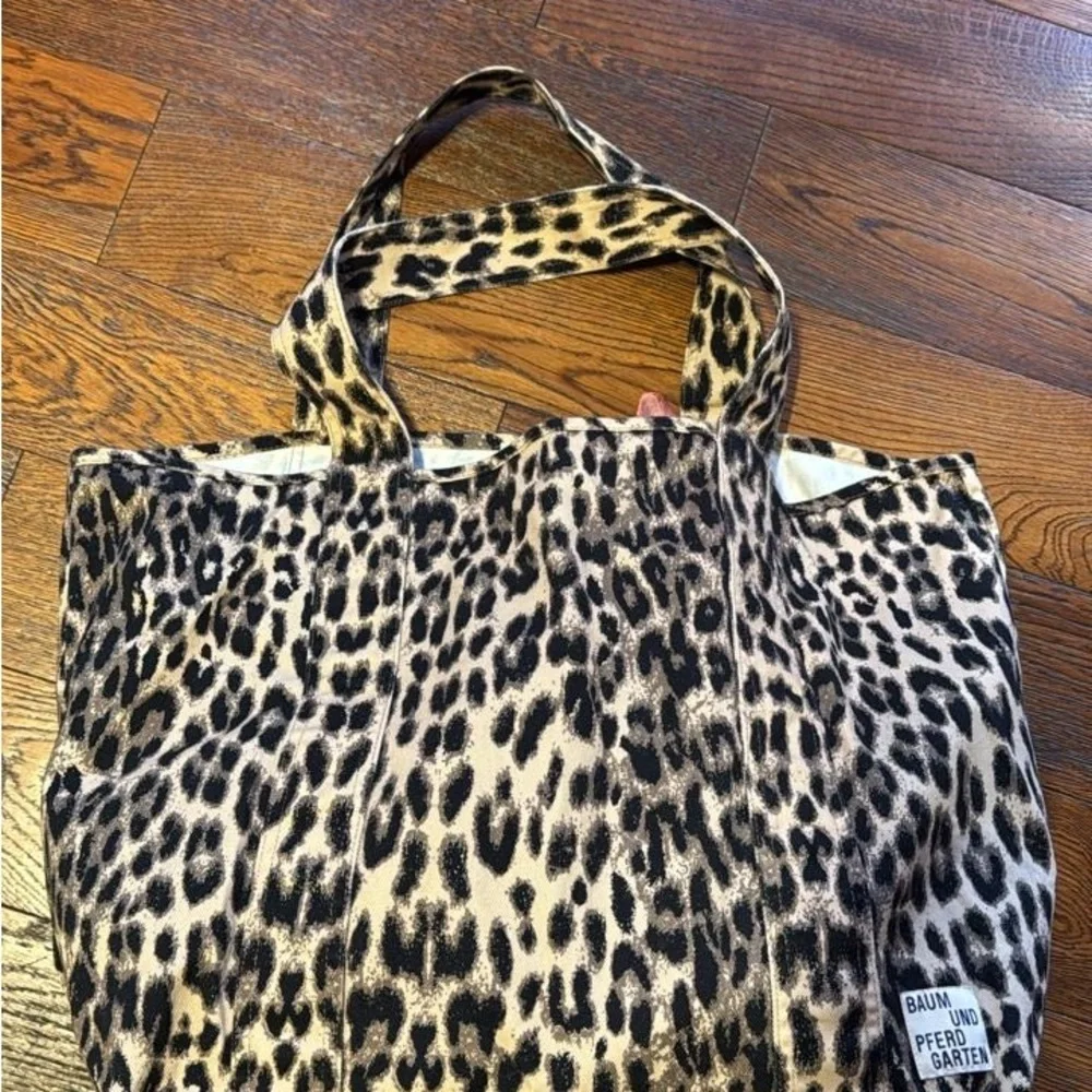Leopard Print large Canvas Tote Bag - Beige/Black Baum und pferdgarten